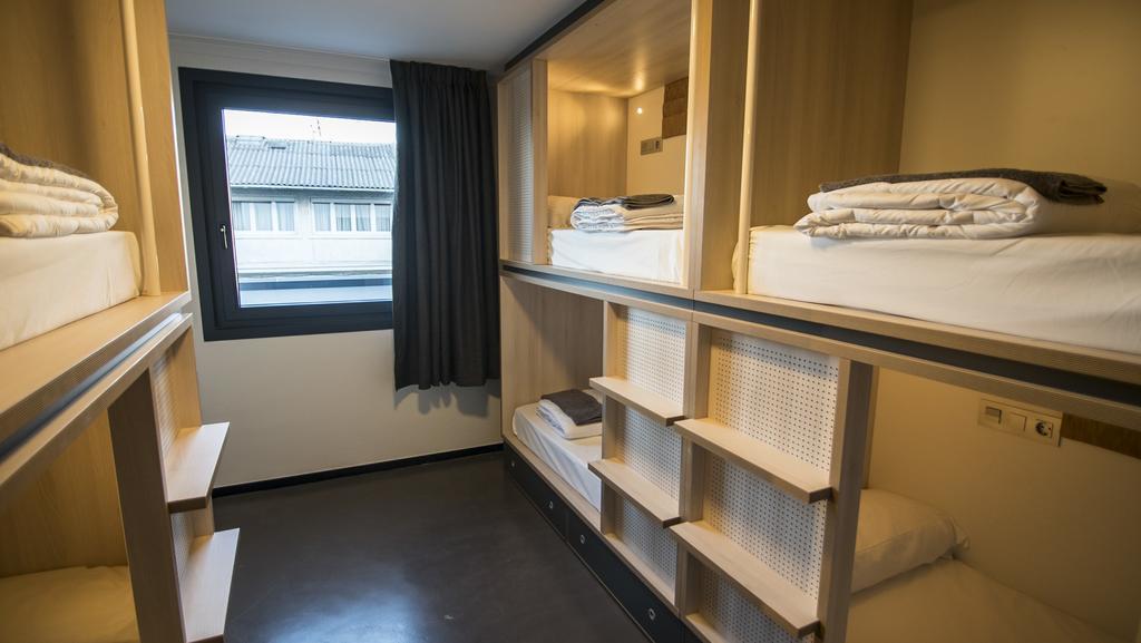 Bed in een Gemengde Slaapzaal met 6 Bedden en Gedeelde Badkamer