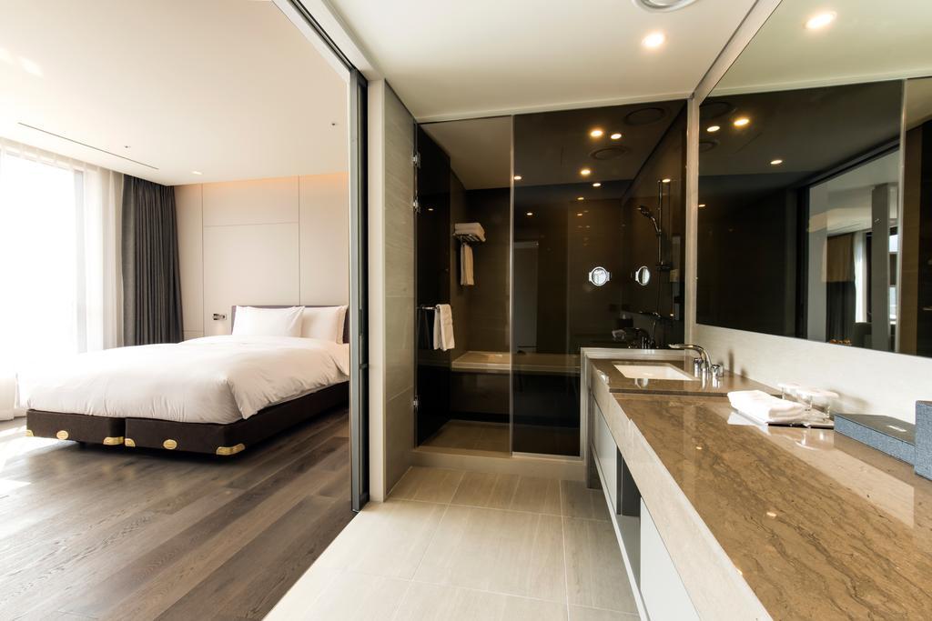 Pool Suite Welcome Fruit & Extra bed 1