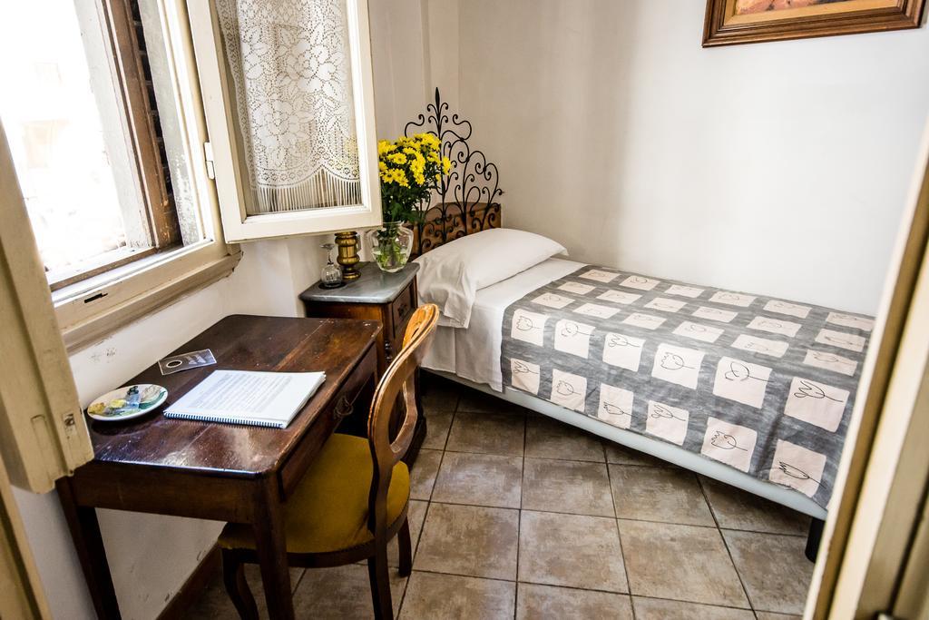 Basic Single Room with Shared Bathroom,684011430:JPEG