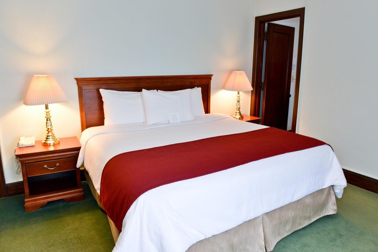 King Room with Seating Area - Hotel
