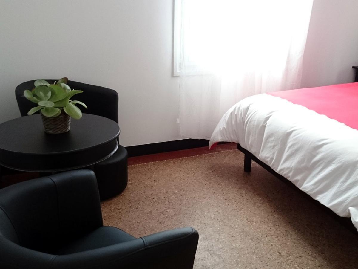 Kamer met Queensize Bed en Gedeelde Badkamer