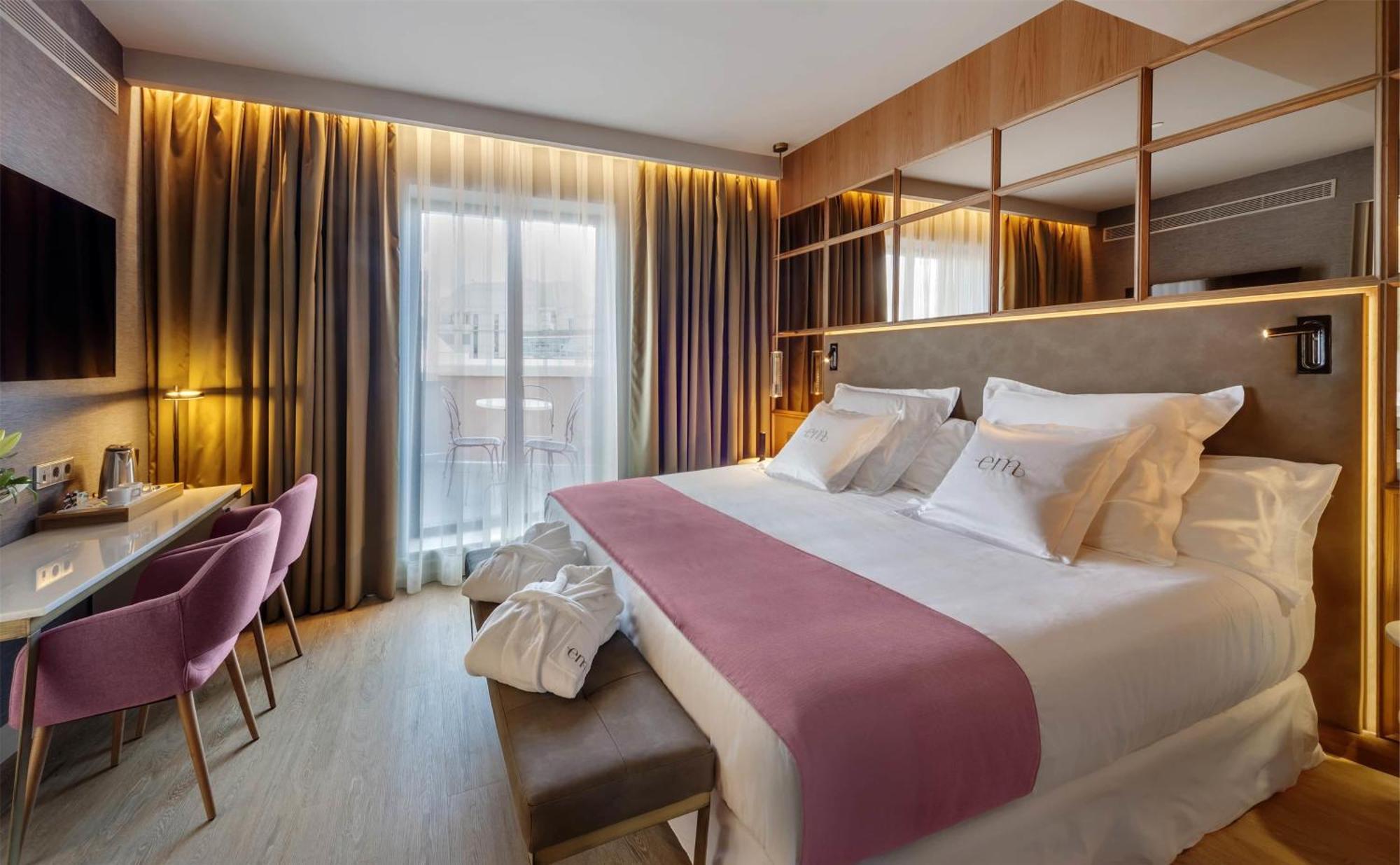 Quarto Premium com Cama King-size e Terraço