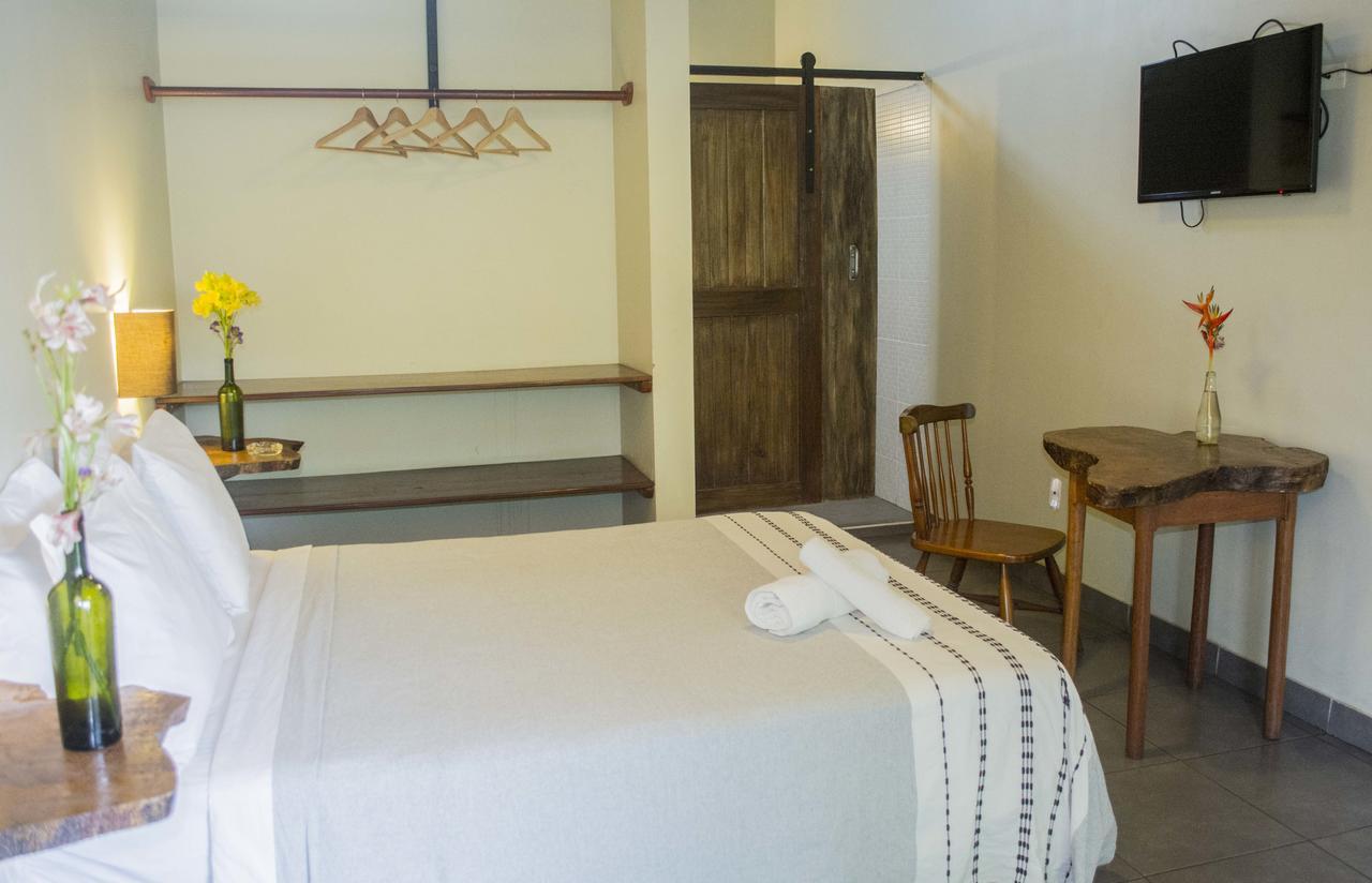 Habitación con cama grande y vistas al jardín