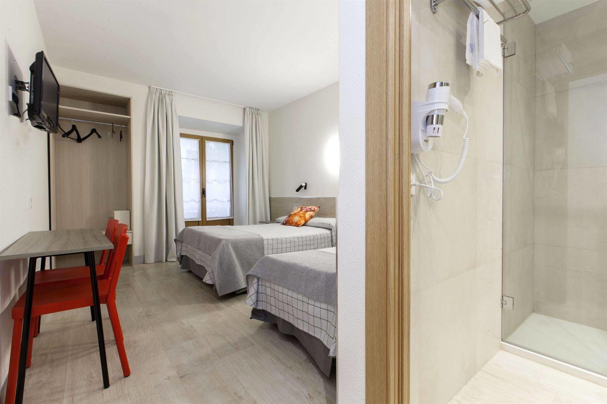 Twin Room,699173103:JPEG