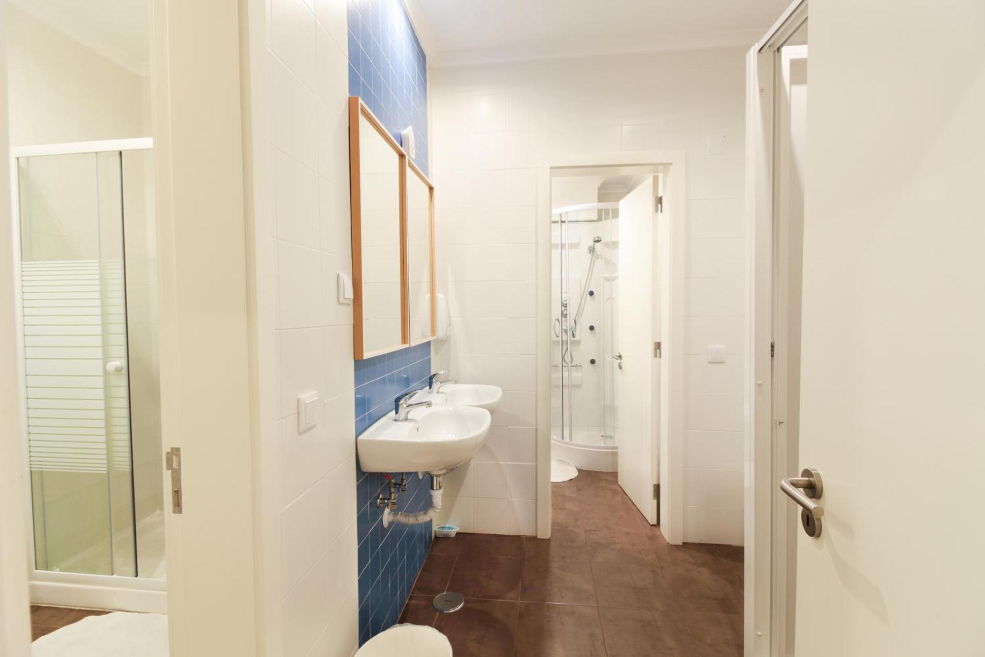 Camera Doppia con Letti Singoli e Bagno in Comune