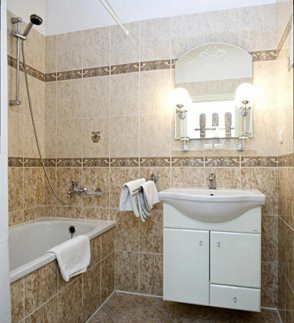 Standard Double or Twin Room,155471909:JPEG