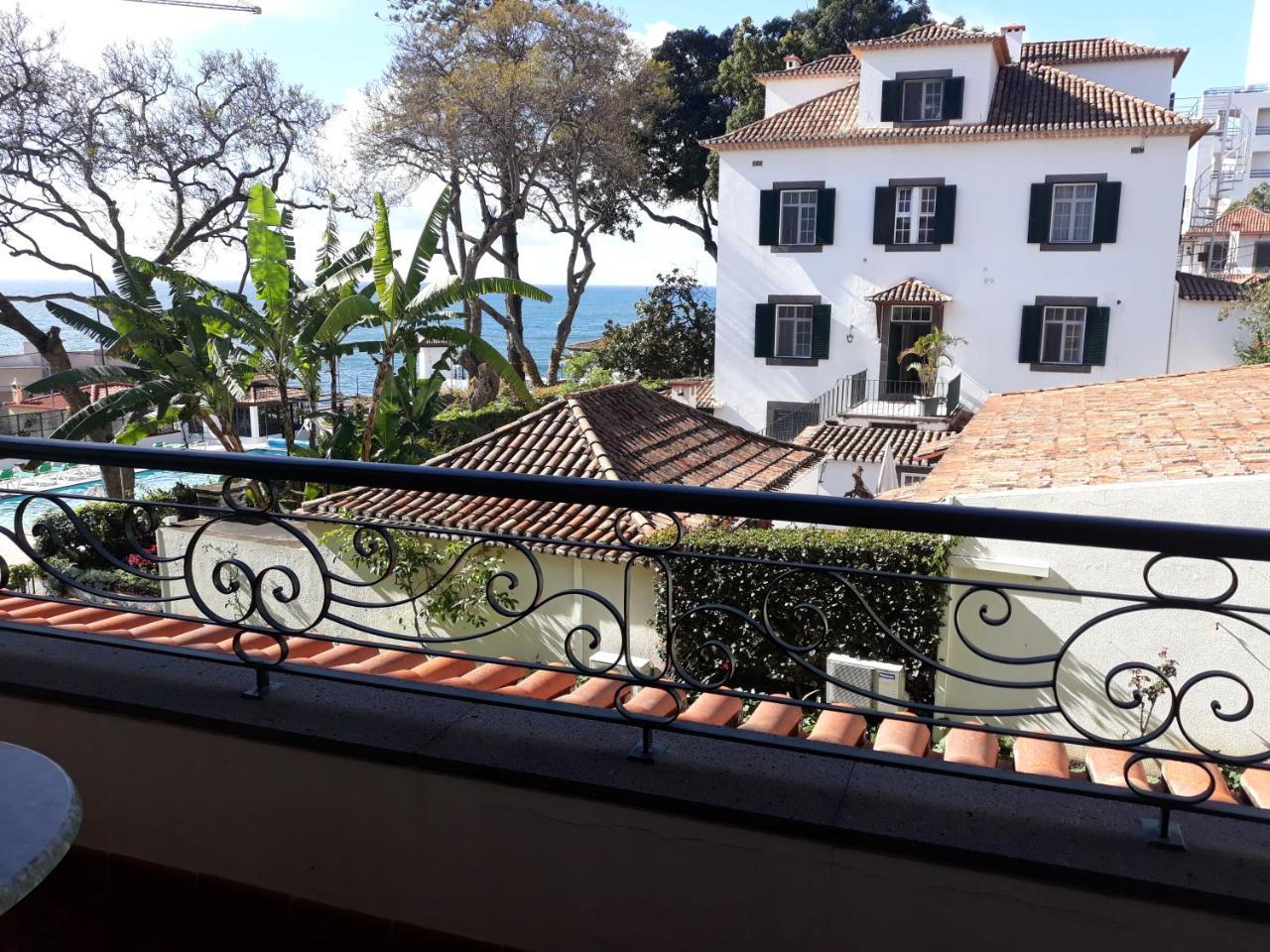Chambre Supérieure Double ou Lits Jumeaux avec Balcon - Vue Latérale sur Mer