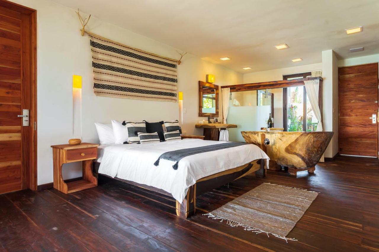 Zimmer im 1. Stock mit Kingsize-Bett und Dschungelblick