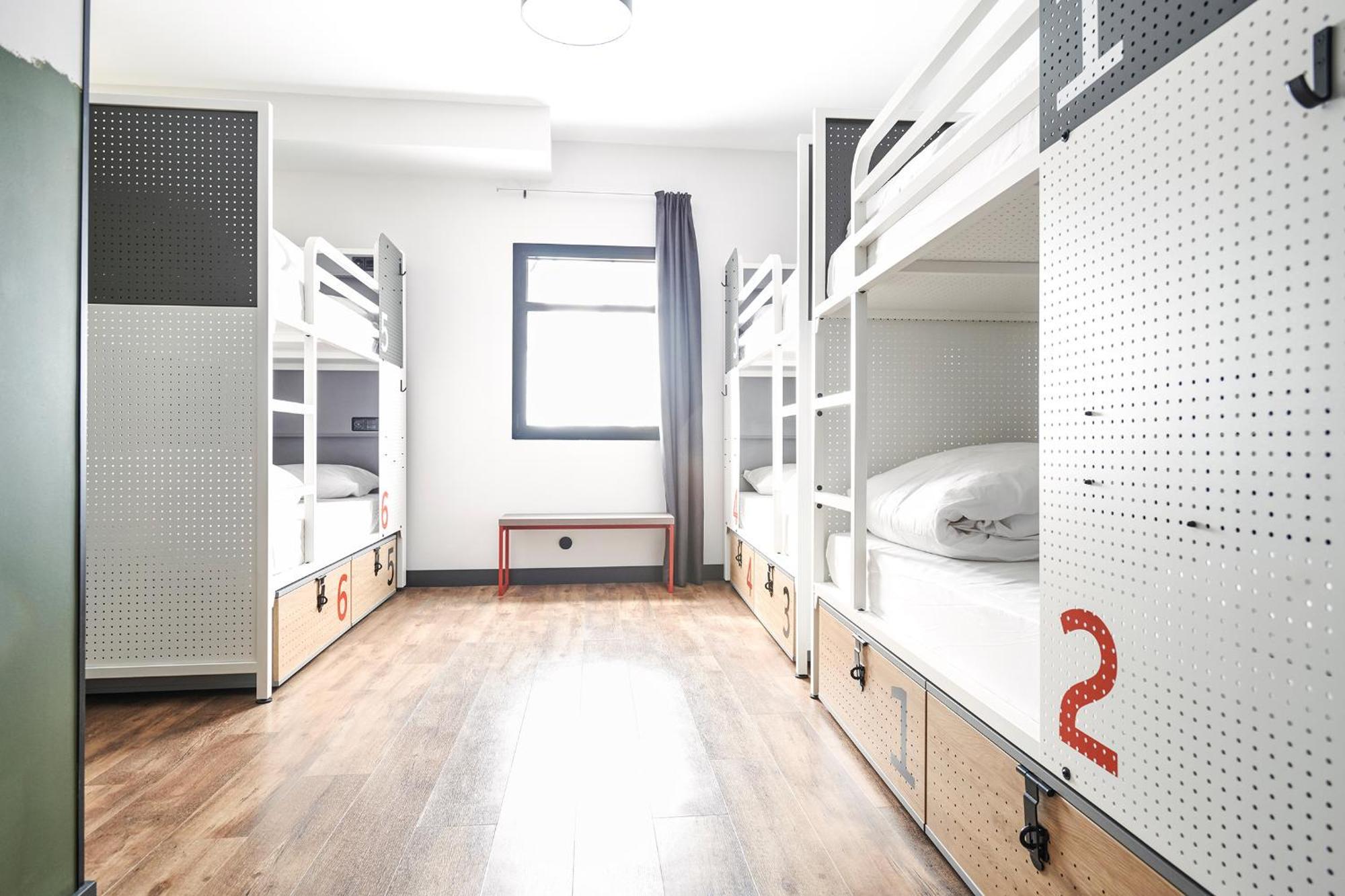 Cama num Dormitório Misto com 8 Camas