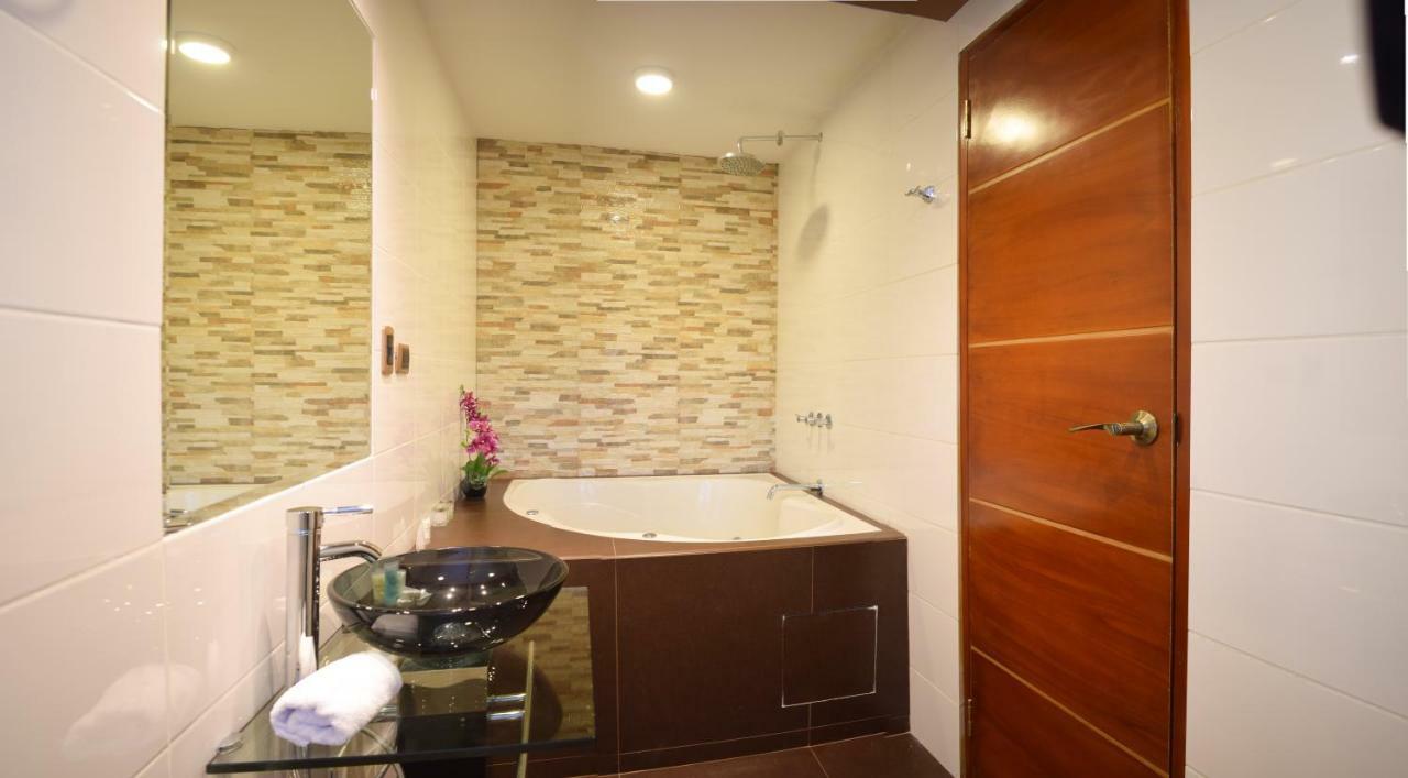 Suite con cama extragrande, jacuzzi y vistas a la ciudad