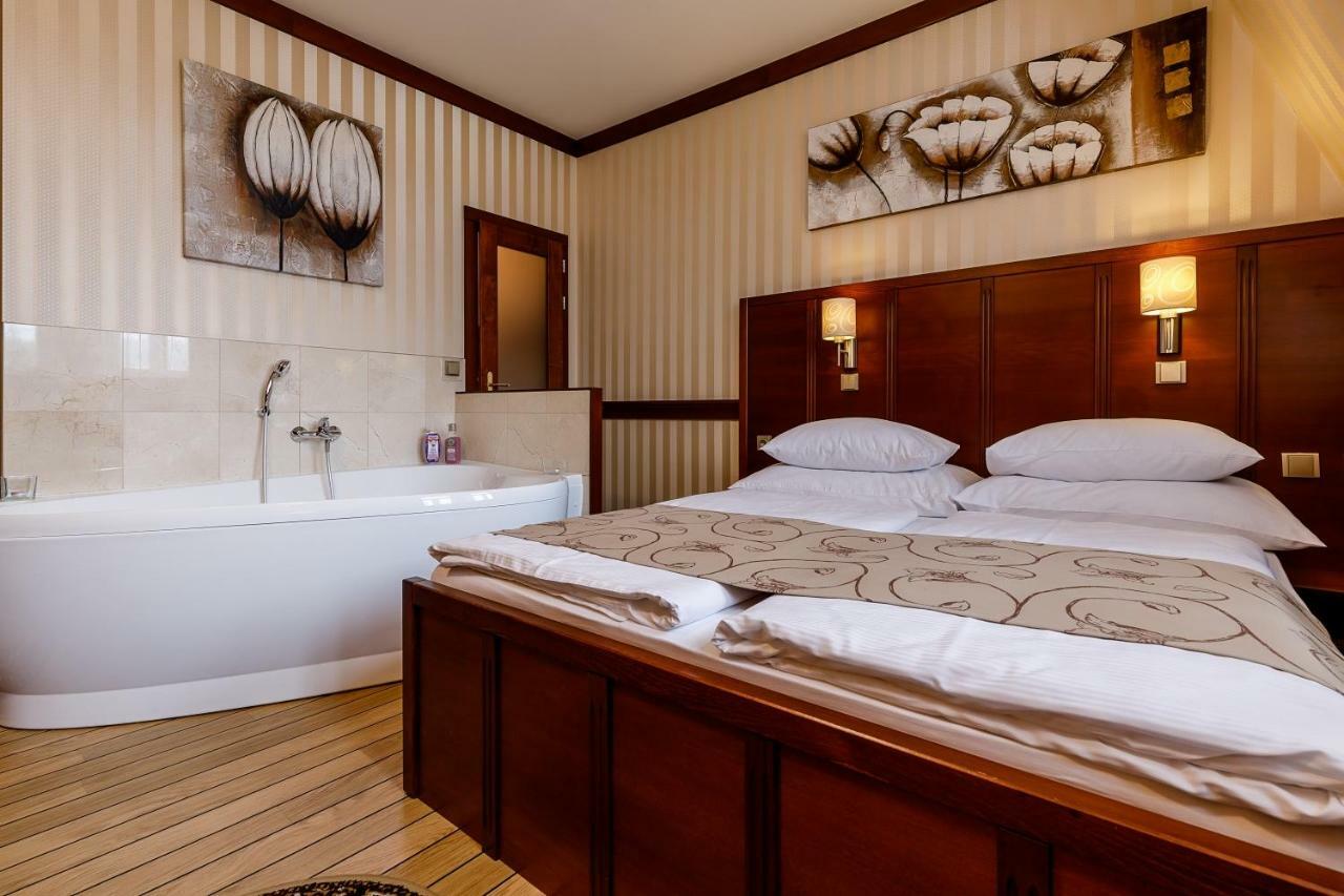 Suite mit Queensize-Bett und Whirlpool