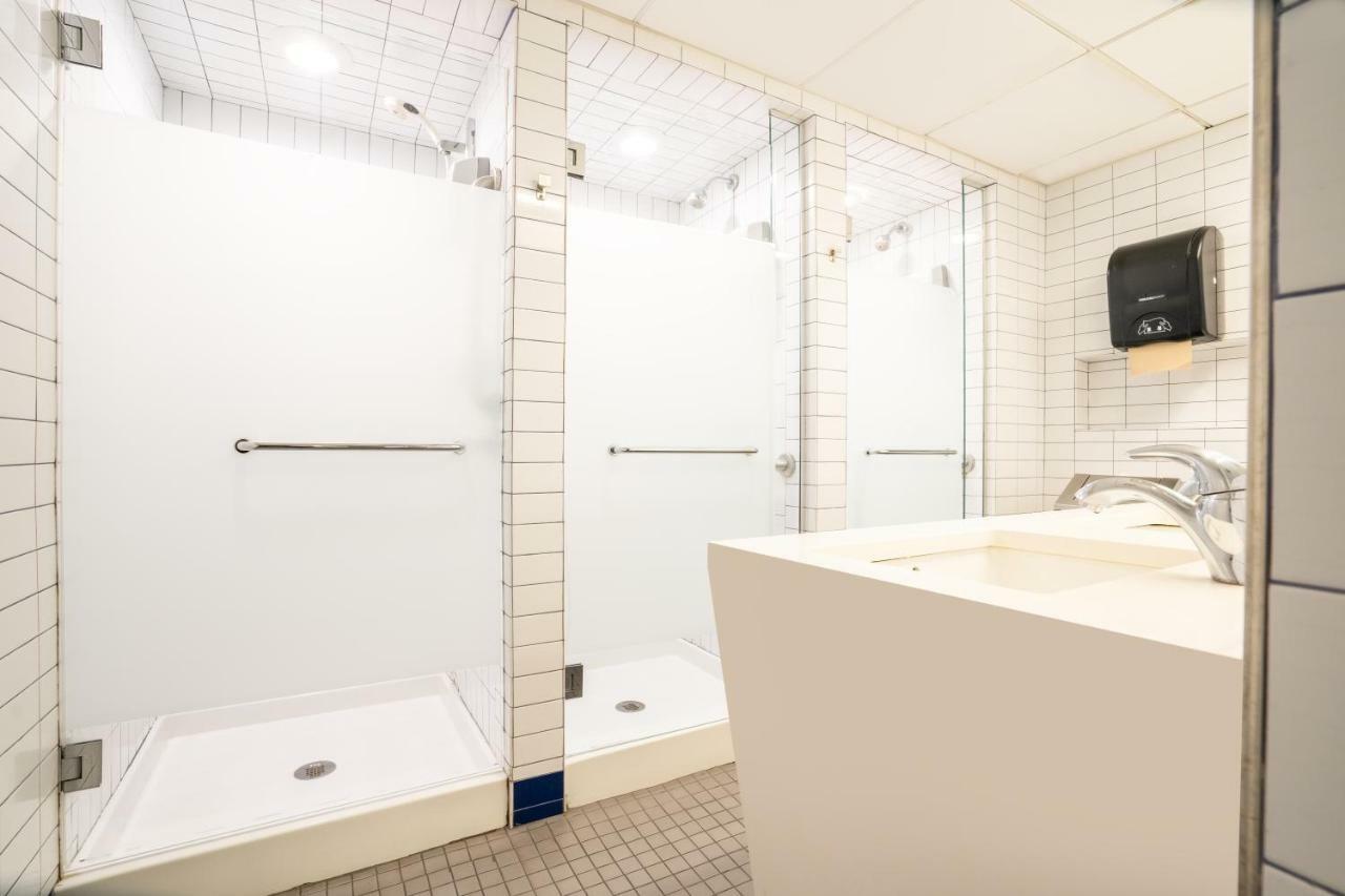 Chambre Quadruple Privée avec Salle de Bains Commune