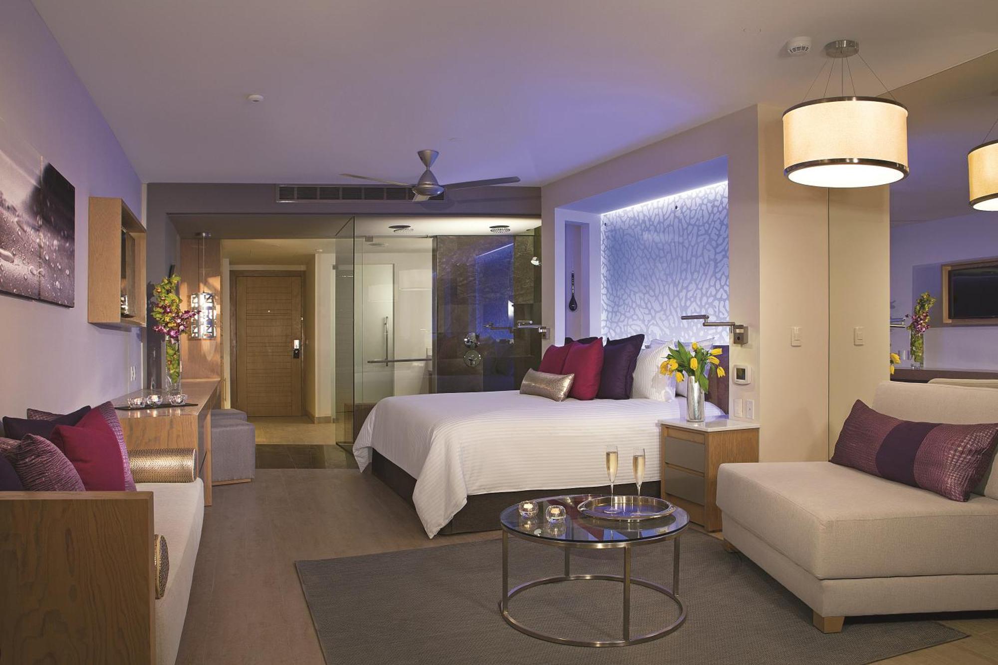 Junior Suite Xhale Club mit Kingsize-Bett und Meerblick