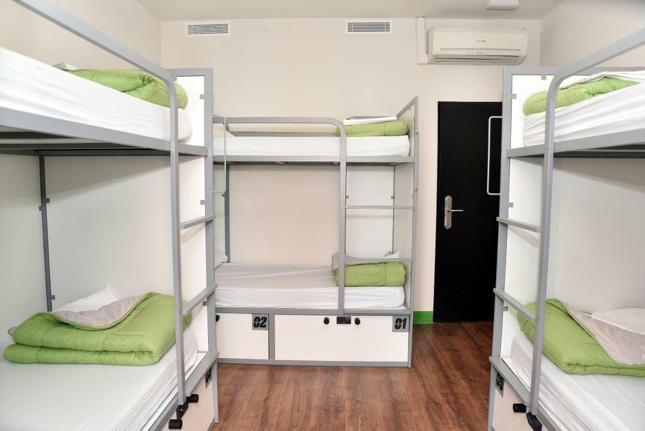 Cama Individual num Dormitório Feminino com 12 Camas