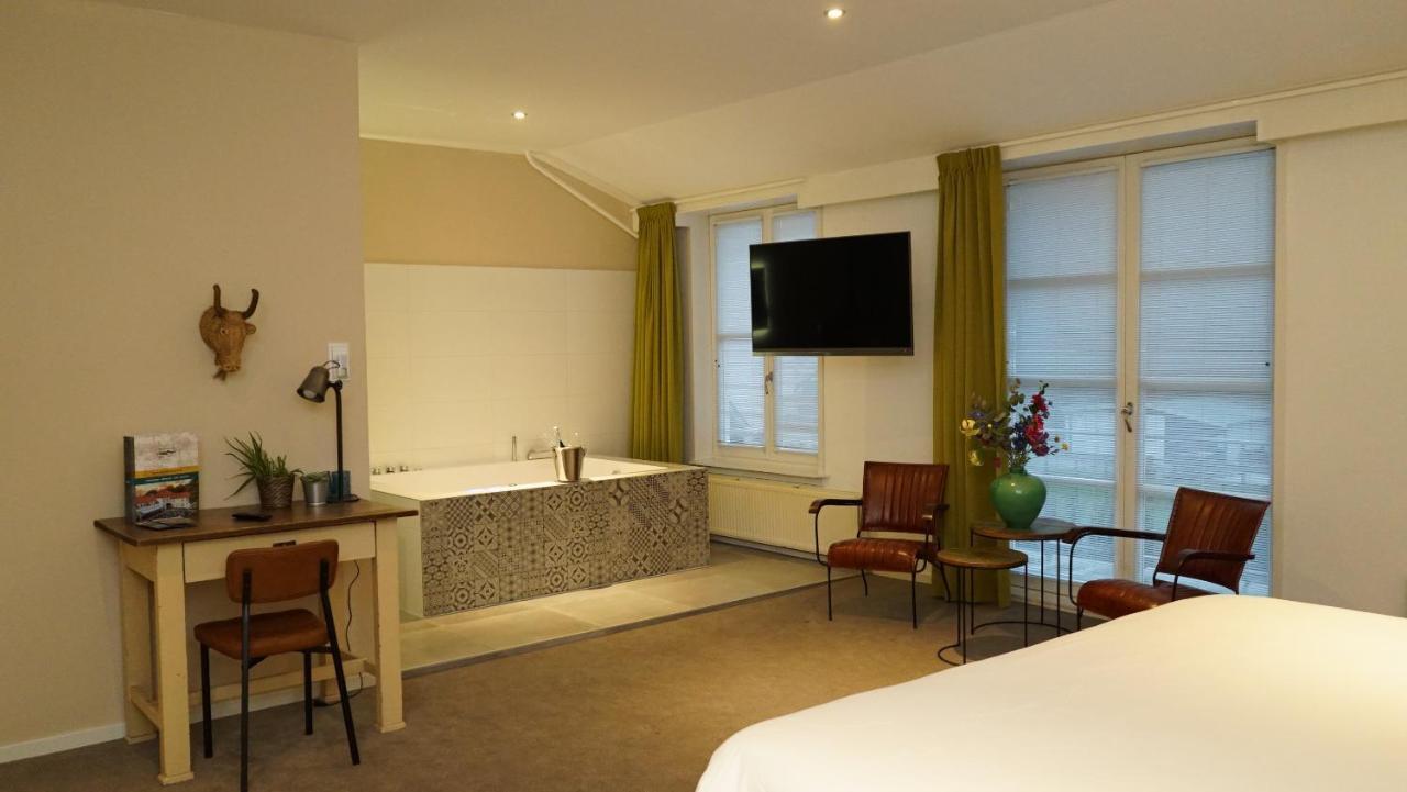 Suite mit Kingsize-Bett mit Whirlpool