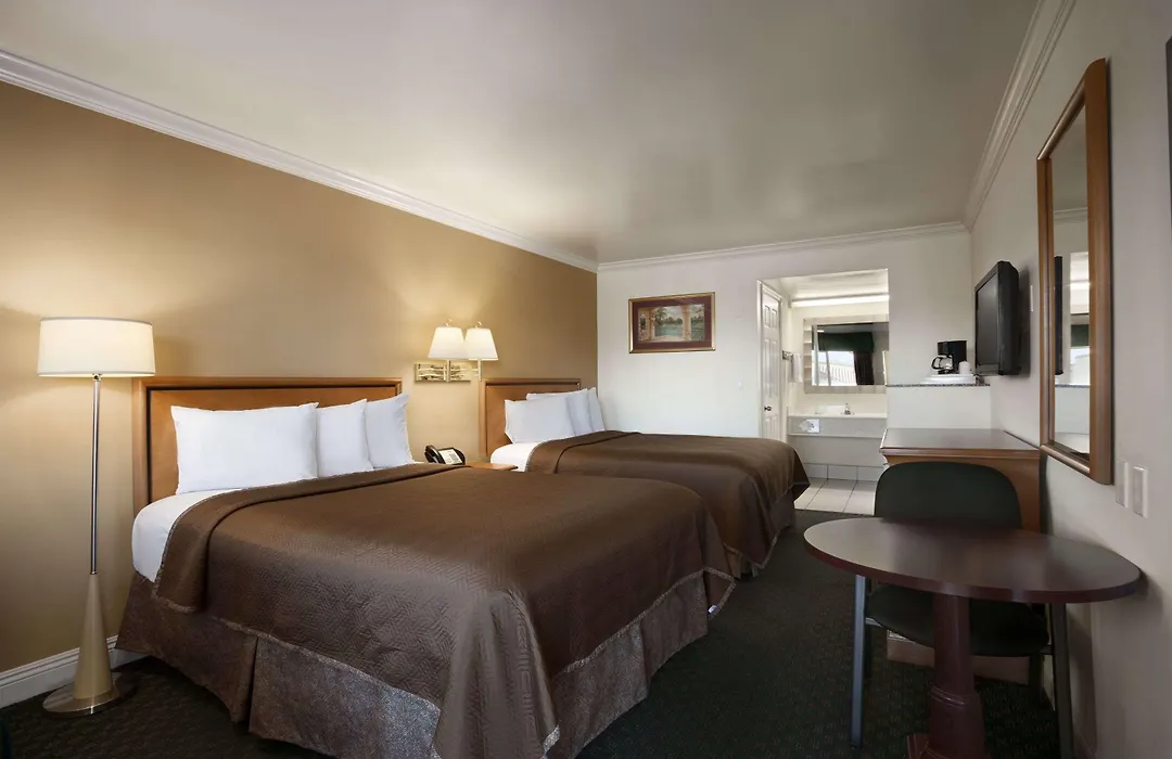 Travelodge By Wyndham San Diego Downtown Convention Center-1