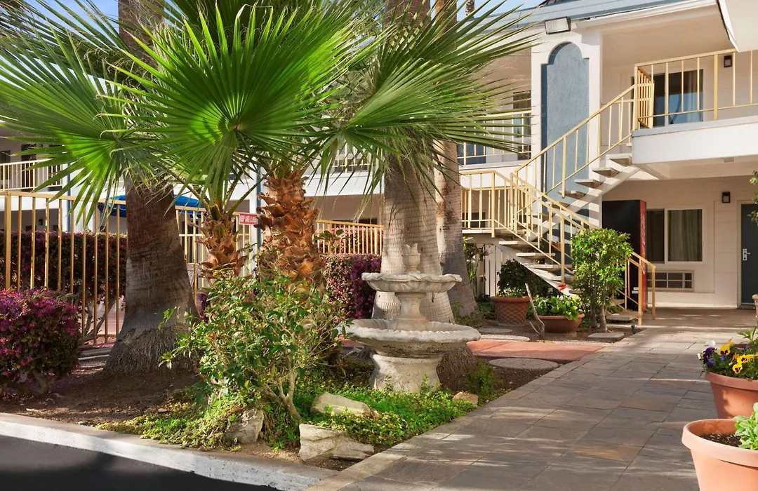 Travelodge By Wyndham Bakersfield-1