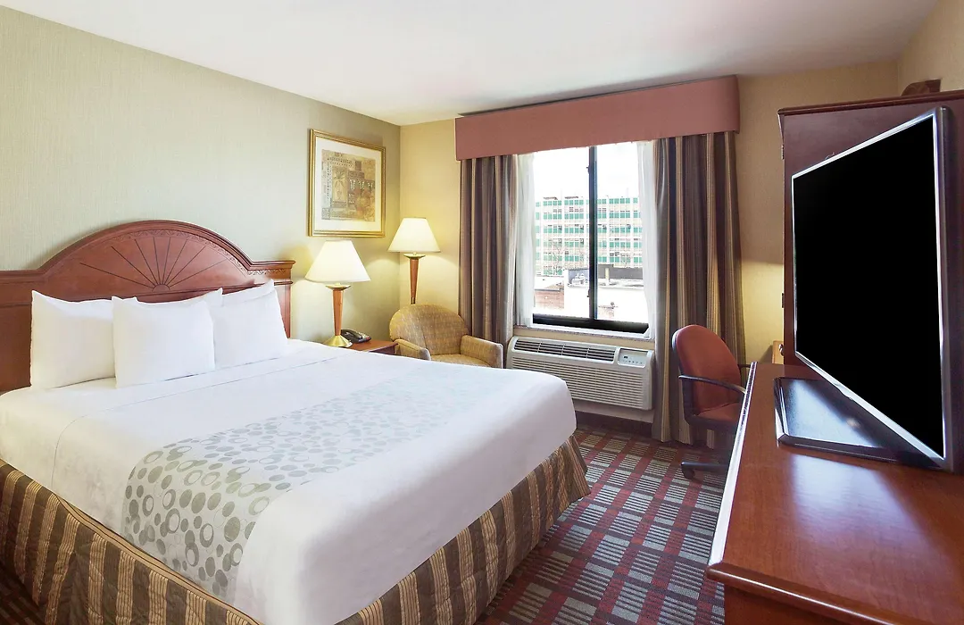 La Quinta Inn By Wyndham Queens-1