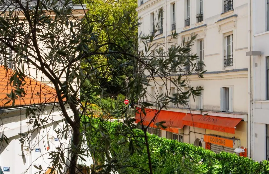 Le Village Montmartre-1