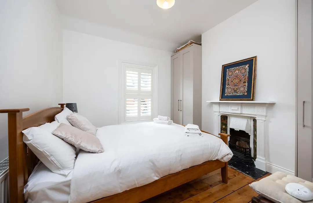Large 3 Bed Family Home - 5 Min From Train Station-1