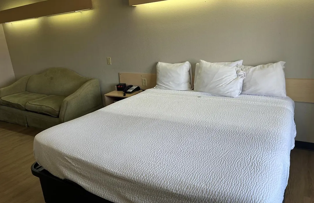 Days Inn & Suites By Wyndham Hutchinson-1