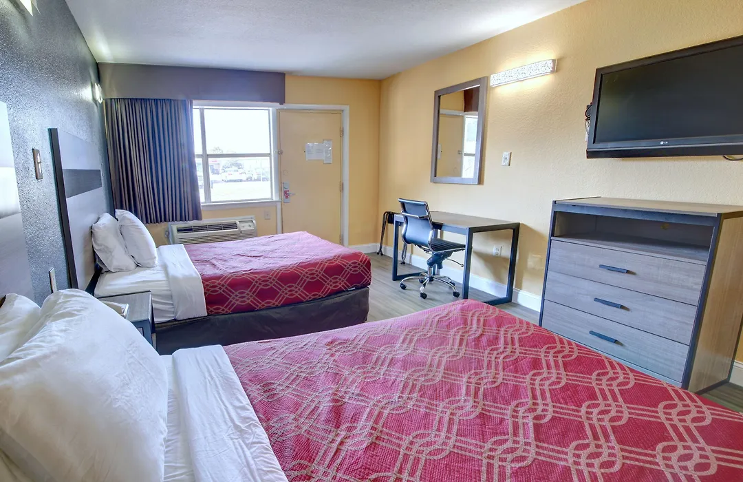Econo Lodge At Military Circle-1