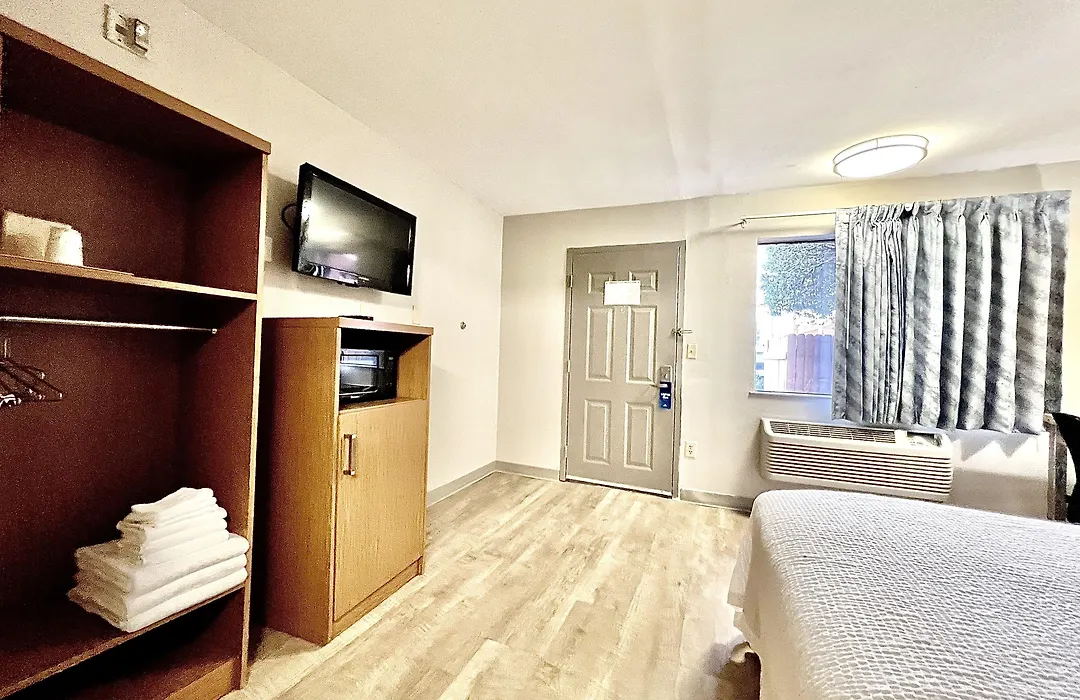 Days Inn & Suites By Wyndham Arlington Near Six Flags-1