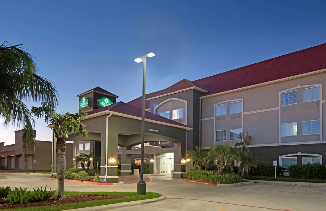 La Quinta Inn & Suites By Wyndham Mercedes Outlet Mall-1