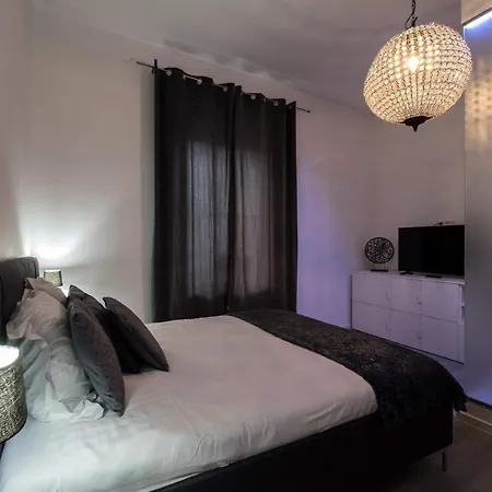 EXECUTIVE DOUBLE ROOM WITH EN-SUITE in GUEST HOUSE RUE TREVIRES R3-2