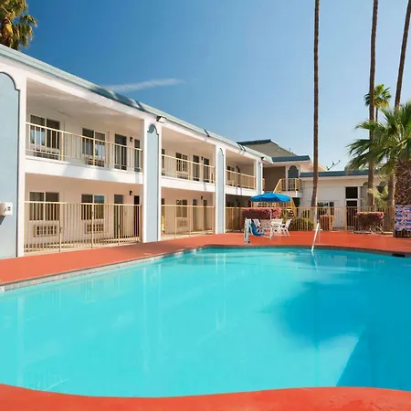 Travelodge By Wyndham Bakersfield-2
