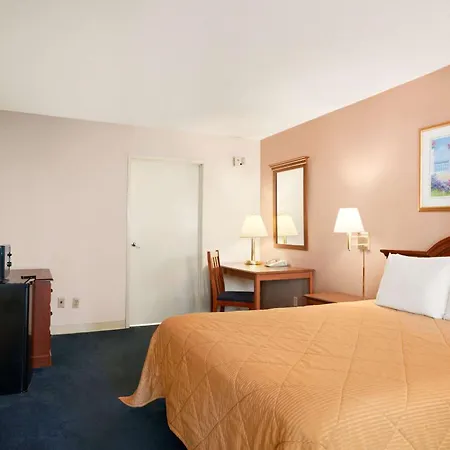 Travelodge By Wyndham Bakersfield-3