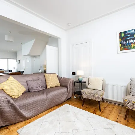 Large 3 Bed Family Home - 5 Min From Train Station-3