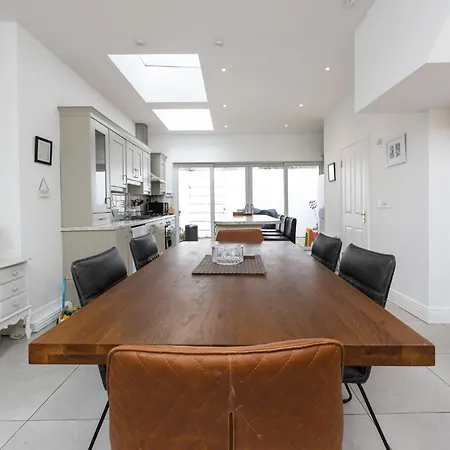 Large 3 Bed Family Home - 5 Min From Train Station-2
