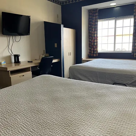Days Inn & Suites By Wyndham Hutchinson-2