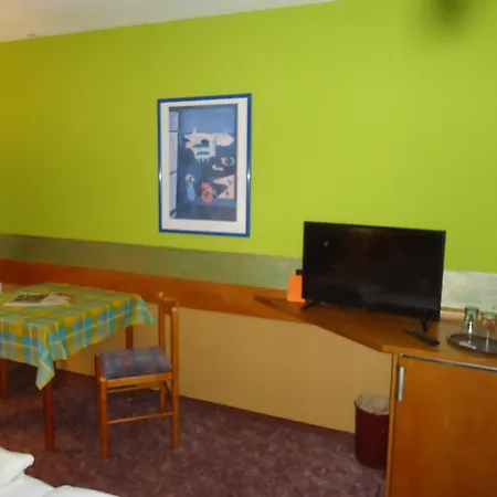enjoyHotel garni Korntal Stuttgart b&b Parkplatz Sprinter Penny eTank-2