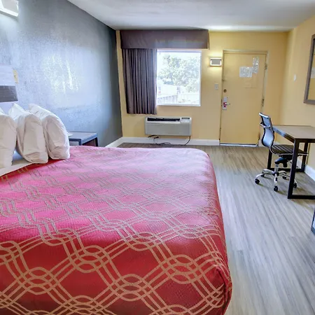 Econo Lodge At Military Circle-2