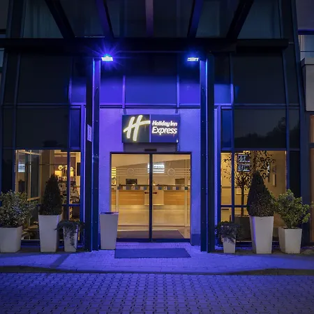 Holiday Inn Express Frankfurt Airport By Ihg-3