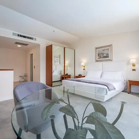 Hotel Excelsior Bay-3