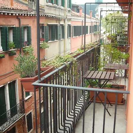 Guesthouse Alloggi Agli Artisti-3