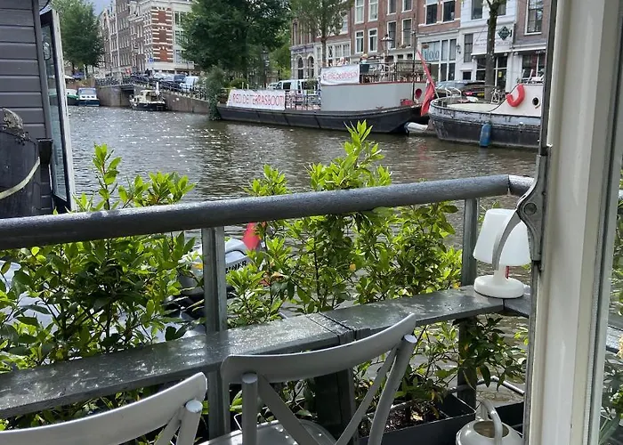 Houseboat Bonnie