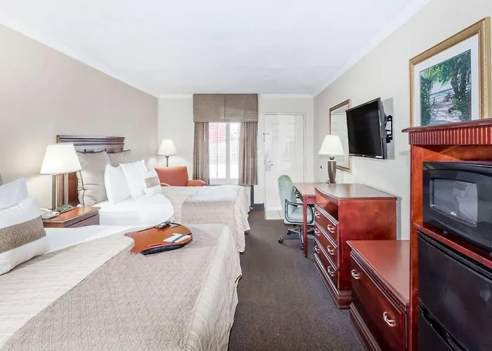 Days Inn By Wyndham Destin