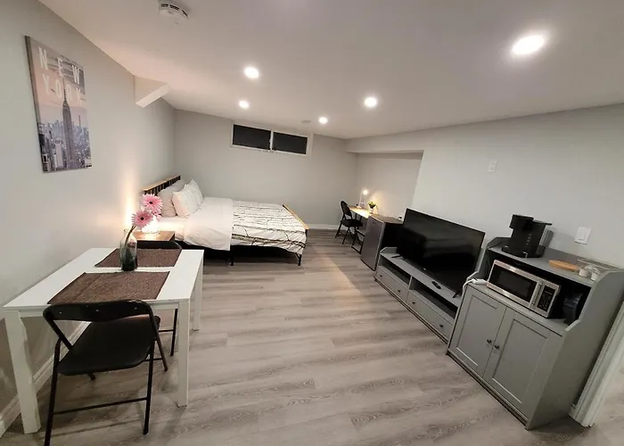 Guest House Basement - Master Bedrooms In Bayview Village