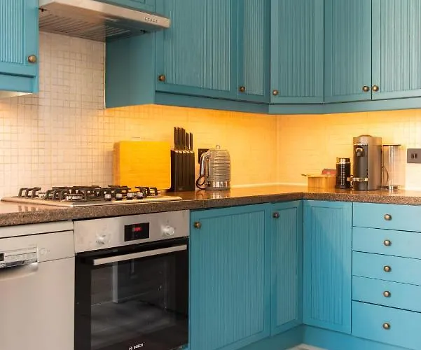 Central 2Br Modern Apartment 5Mins To Train Station