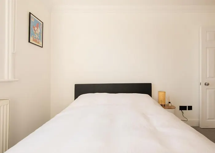 Central 2Br Modern Apartment 5Mins To Train Station