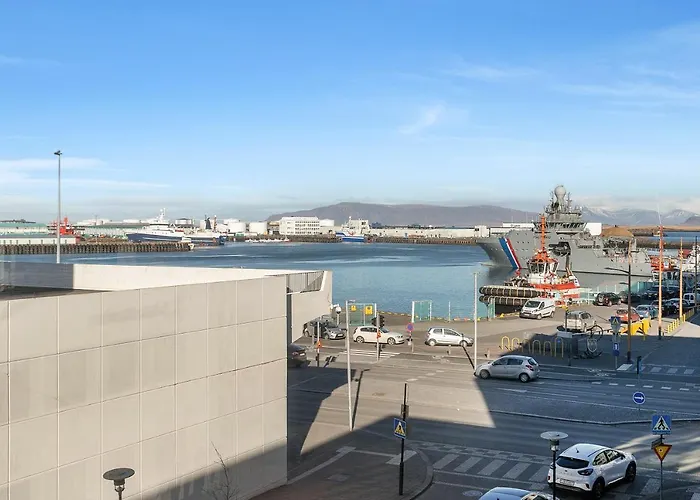 Modern Downtown Apartment - Harbour View