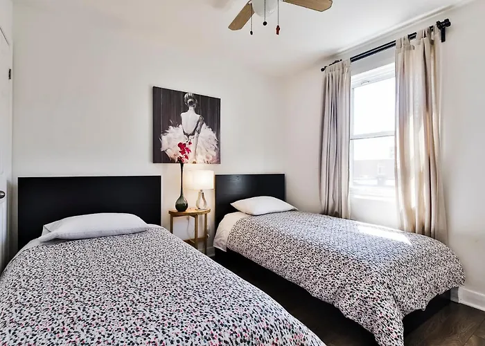 Comfortable 2-Bedroom Apartment - Free And Plentiful Parking - 10 Minutes To Airport And 15 Minutes To Downtown Montreal - Near Popular Waterfront Restaurants - Located In Beautiful Lachine