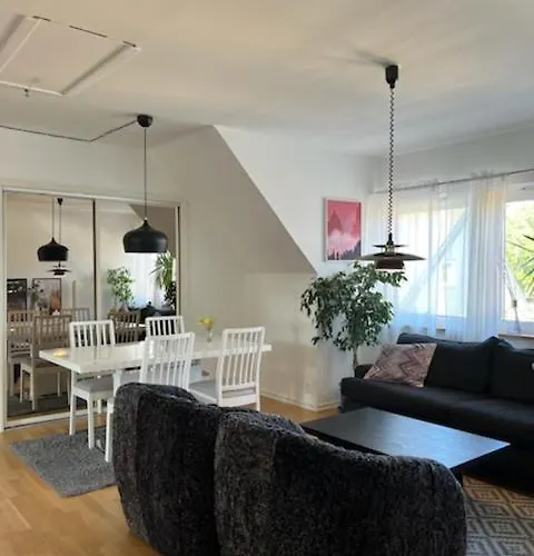 Rymlig Och Modern Laegenhet I Villa. Perfekt Foer Familjer. Med Parkering.