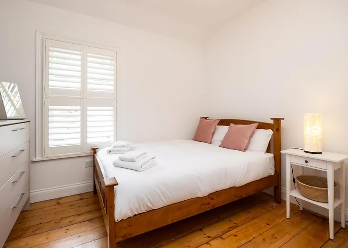 Large 3 Bed Family Home - 5 Min From Train Station