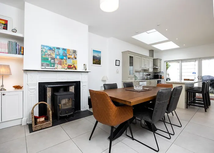 Large 3 Bed Family Home - 5 Min From Train Station