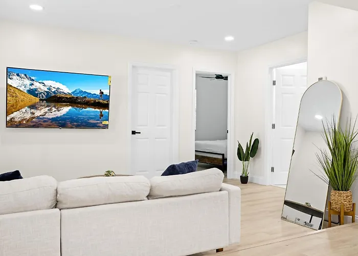Recently Remodeled + Mins From Beach And Downtown